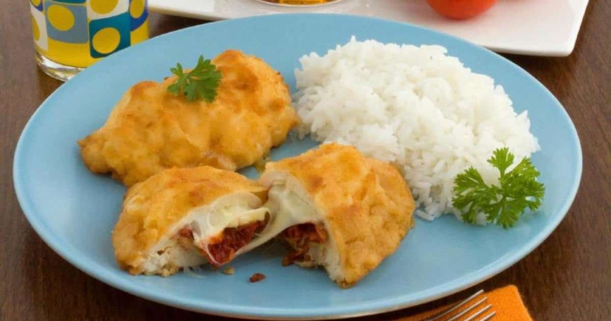 Peito de frango recheado com queijo e tomate seco para variar o almoço