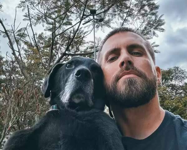 Comovente história de afeto entre cão paraplégico e tutor em Campo Grande