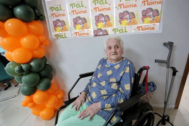 Aos 95 anos, idosa busca incluir nome do pai em certidão de nascimento no Brasil