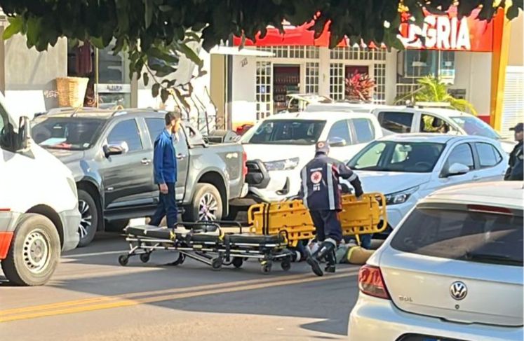 Mulher fica ferida após colisão entre moto e carro no centro de Camapuã
