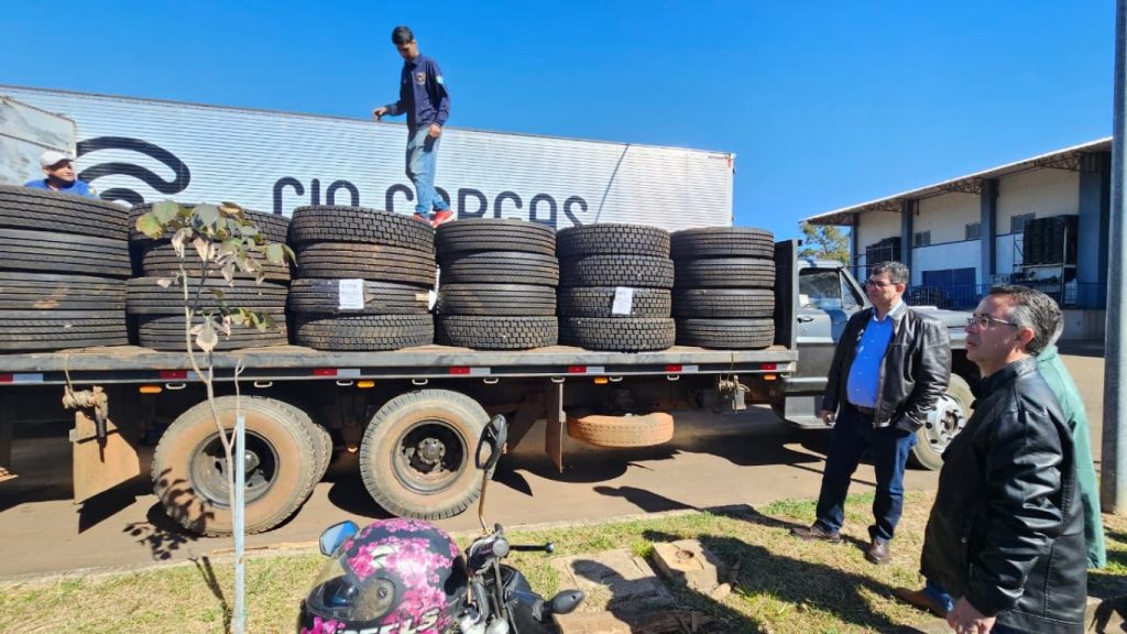 Prefeito Manoel Nery e Secretário Jean Carlos recebem carga de pneus da Receita Federal – Folha Regional MS