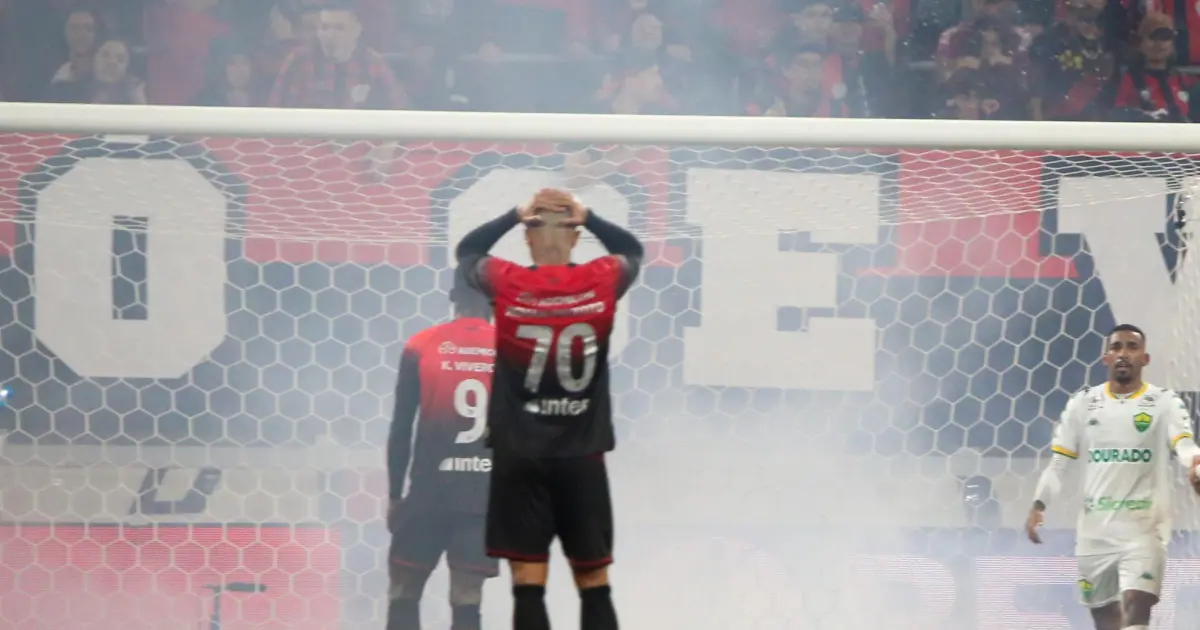 Torcida do Athletico-PR atira sinalizadores no campo e jogo é encerrado; veja fotos