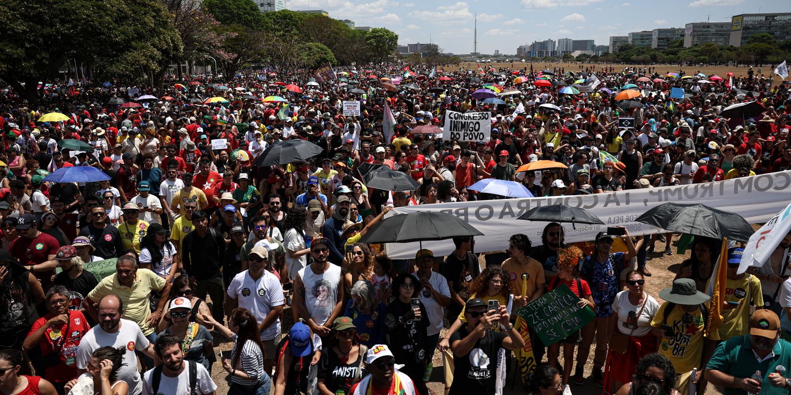 Milhares marcham no DF contra anistia a golpistas e PEC da Blindagem