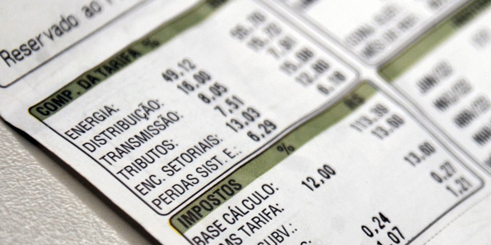 Aneel reduz bandeira para vermelha 1 na conta de luz em outubro