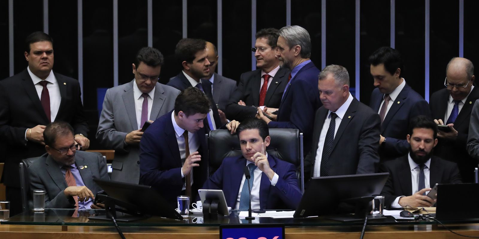 PEC da blindagem é aprovada por deputados e vai ao Senado