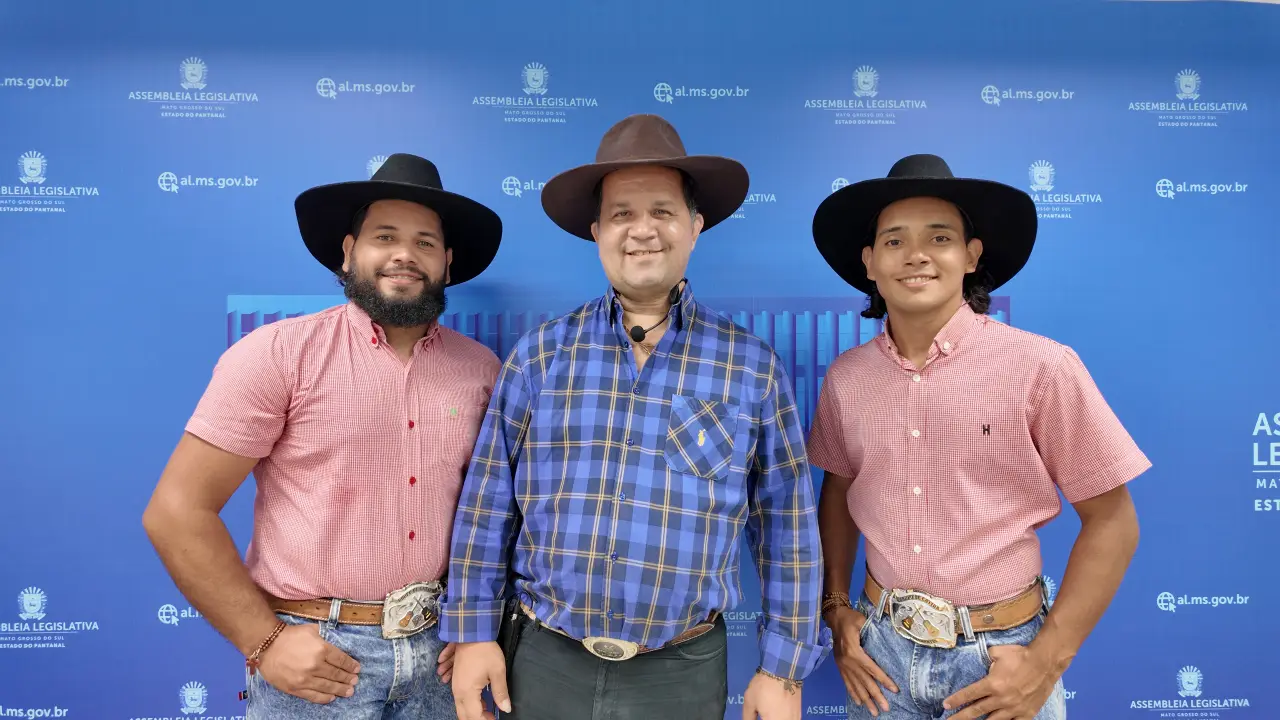 Irmãos Diamantes - Artistas de Camapuã Brilham na Capital e Recebem Prêmio Arara Azul Tom do Pantanal.webp