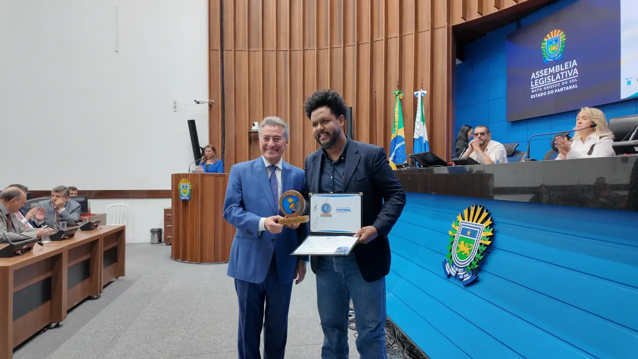Romário Amorim - Artistas de Camapuã Brilham na Capital e Recebem Prêmio Arara Azul Tom do Pantanal.webp