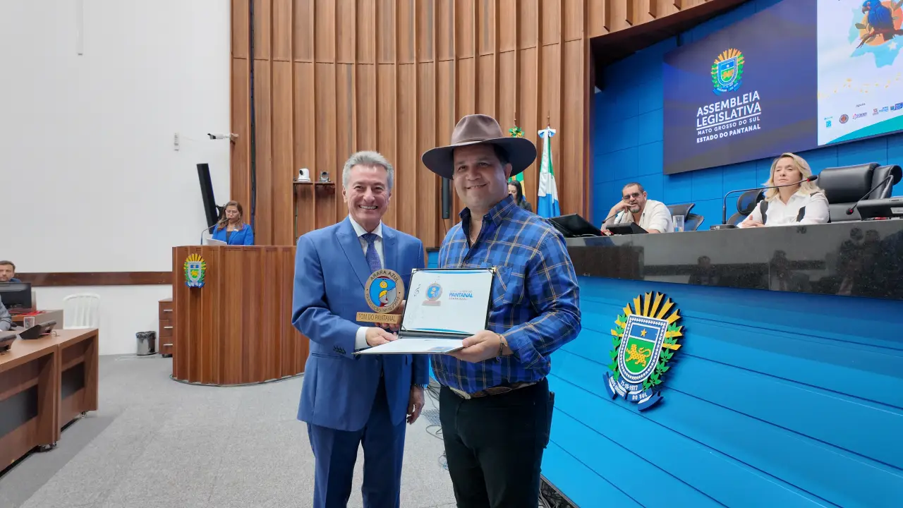 girsel da viola - Artistas de Camapuã Brilham na Capital e Recebem Prêmio Arara Azul Tom do Pantanal