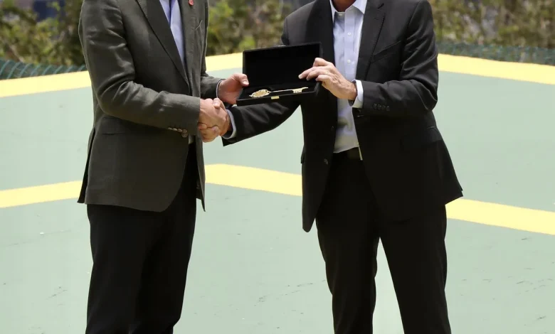 Príncipe William visita Pão de Açúcar e recebe chave da cidade do Rio