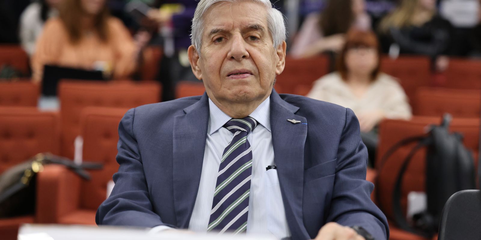 PGR é a favor de prisão domiciliar humanitária para general Heleno