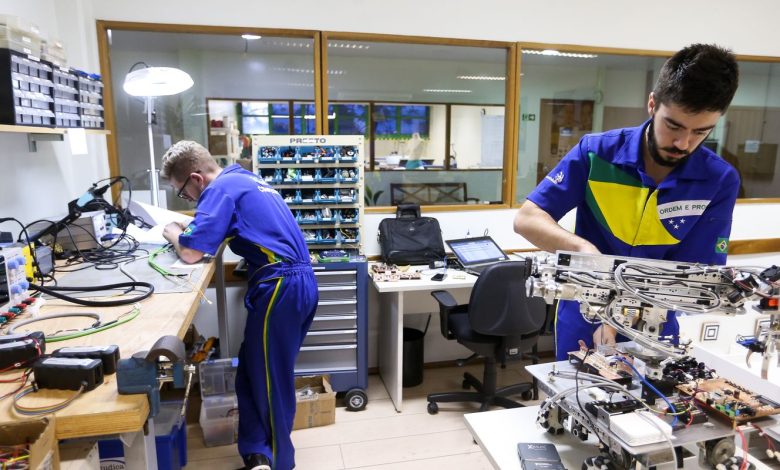 MEC regulamenta programa que fortalece formação profissional