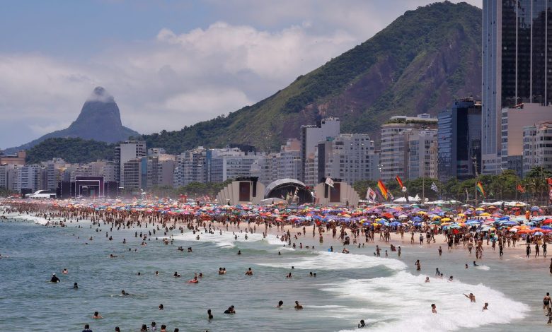 Ultraleve cai no mar na praia de Copacabana