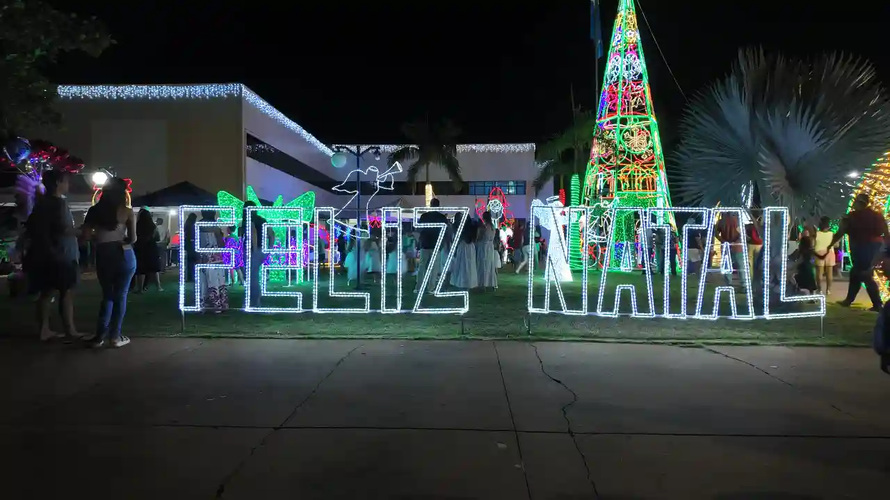 Magia do Natal reúne multidão em Camapuã com chegada do Papai Noel e show especial