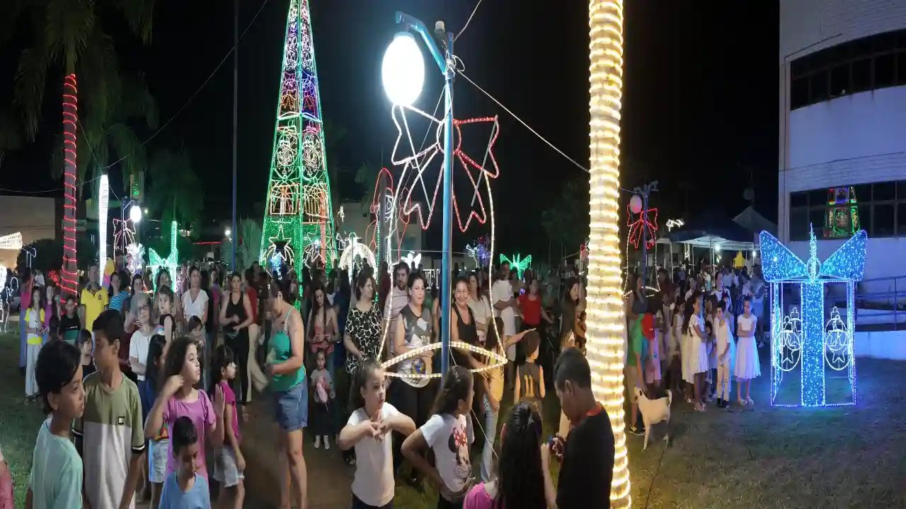Magia do Natal reúne multidão em Camapuã com chegada do Papai