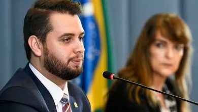 Moraes pede que Filipe Martins explique uso de rede social