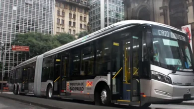 Sem receber 13º salário, motoristas de ônibus de SP entram em greve