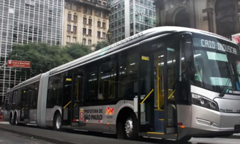 Sem receber 13º salário, motoristas de ônibus de SP entram em greve