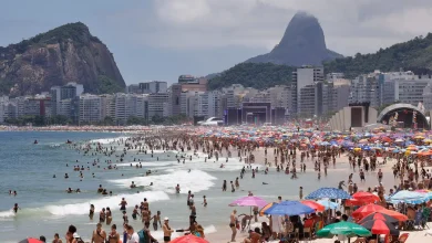 Bebidas destiladas são encontradas enterradas na praia de Copacabana