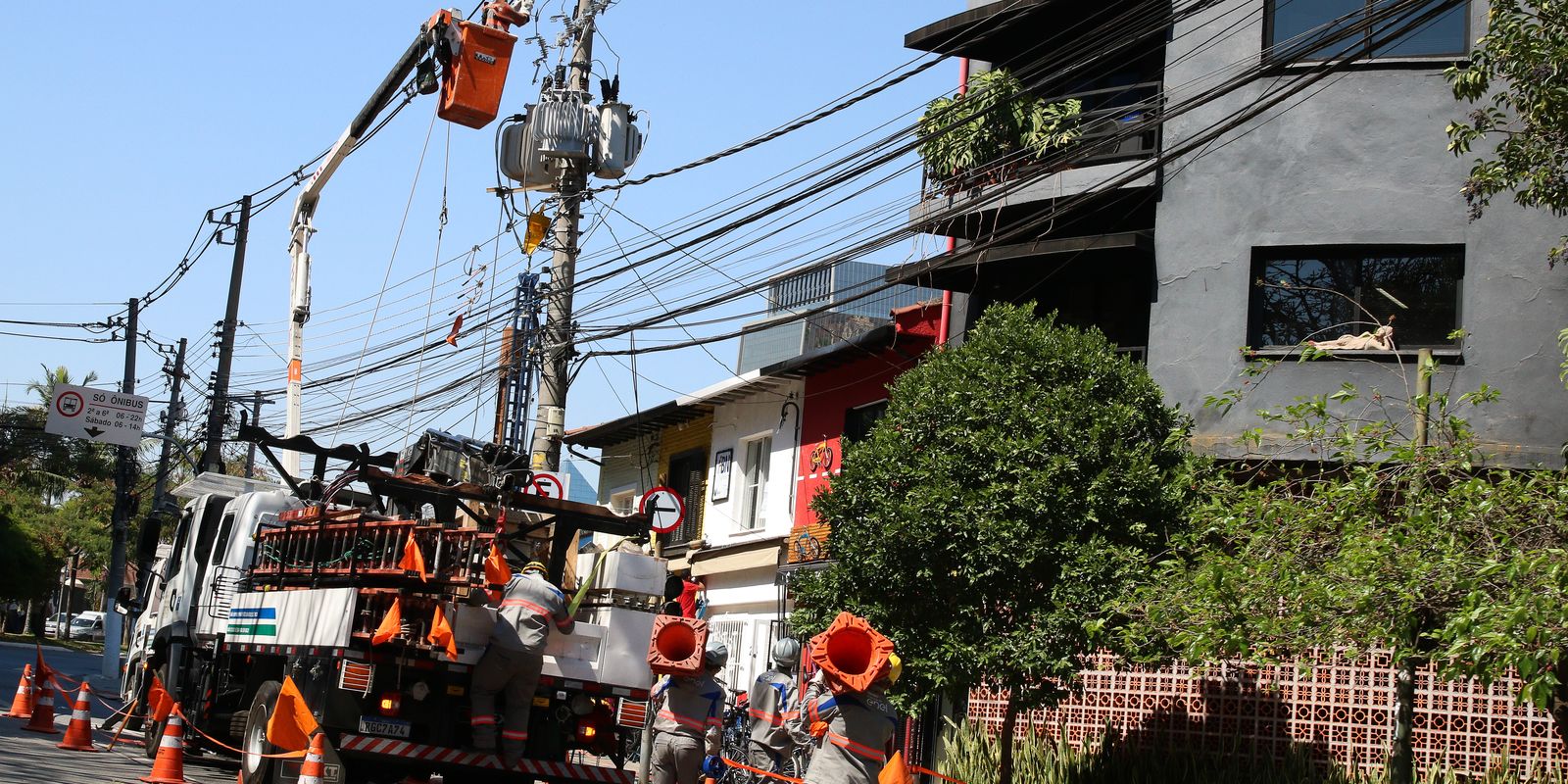 Enel diz que fornecimento de energia deve ser normalizado até amanhã