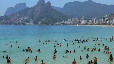 Corpo de piloto do avião que caiu em Copacabana é resgatado