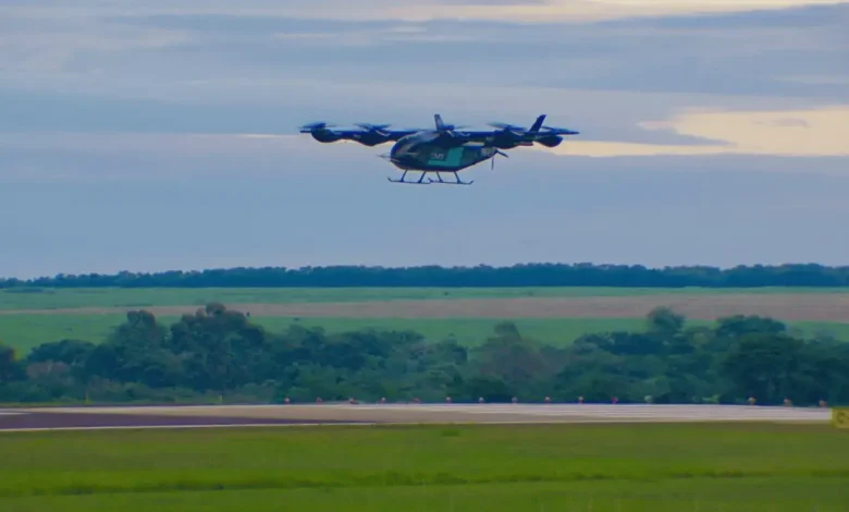 Eve, da Embraer, faz primeiro voo do protótipo de "carro voador"