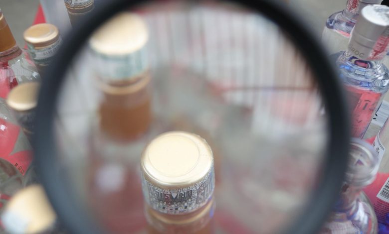 Polícia faz operação em adega suspeita de vender bebida adulterada