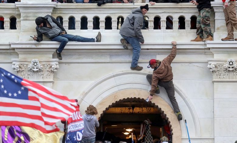 EUA lançam site onde reescrevem versão da invasão ao Capitólio
