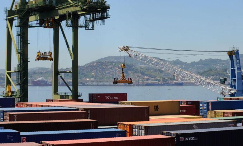 Governo projeta superávit comercial de até US$ 90 bilhões em 2026