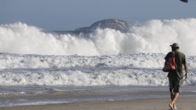 RJ: praias seguem com ressaca e banhistas devem evitar entrar no mar