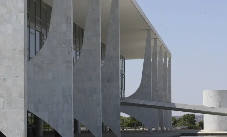 Sancionadas leis de doação de material militar ao Paraguai e Uruguai