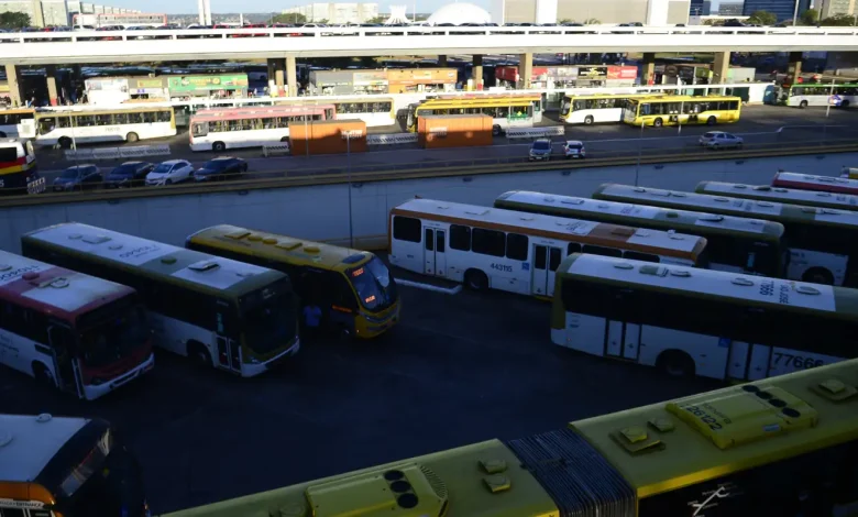 Dezenas de ônibus de uma mesma empresa urbana são apedrejados no DF