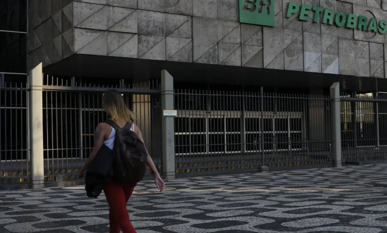 Petrobras confirma vazamento de fluido de perfuração a 175 km do AP