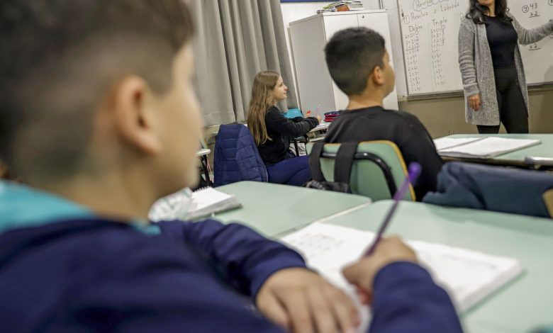 CNTE comemora reajuste do piso do magistério; prefeitos contestam