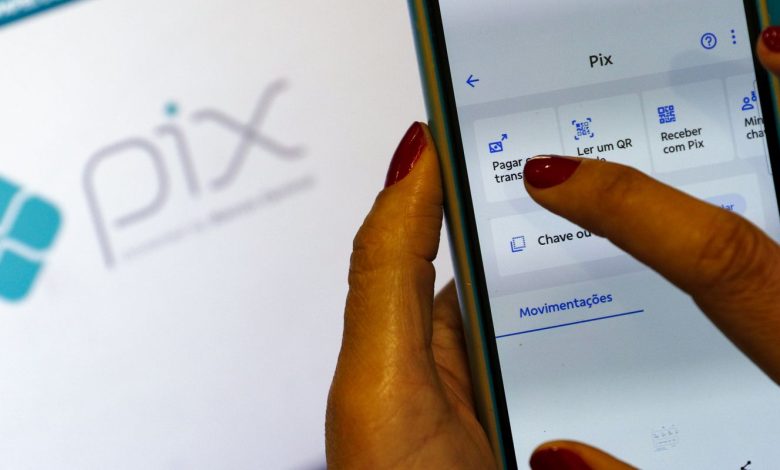 Receita Federal volta a negar taxação do Pix e alerta para golpes