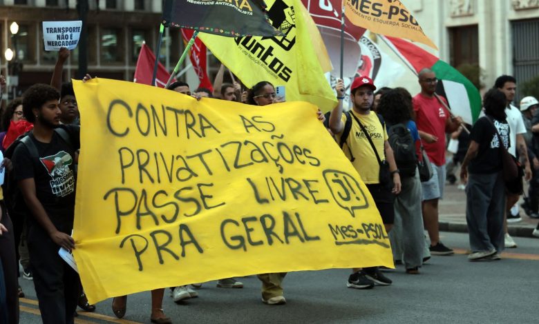 Estudantes protestam contra aumento da tarifa de ônibus em São Paulo
