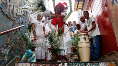 Baianas lavam escadaria em Copacabana em homenagem a Oxóssi