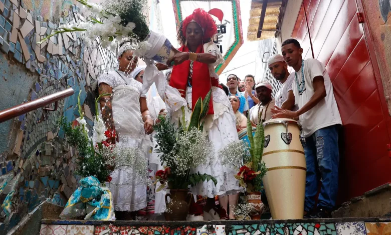Baianas lavam escadaria em Copacabana em homenagem a Oxóssi