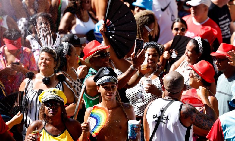 Ativistas denunciam 'blackface' em fantasias de carnaval