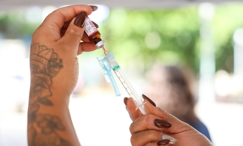 Rio leva vacinação a parques e aeroportos até 12 de fevereiro