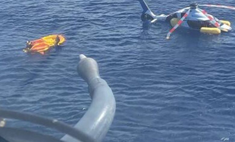 Helicóptero faz pouso forçado no mar em Cabo Frio