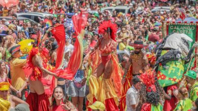 Calango Careta ocupa Brasília com alegorias, orquestra e arte circense