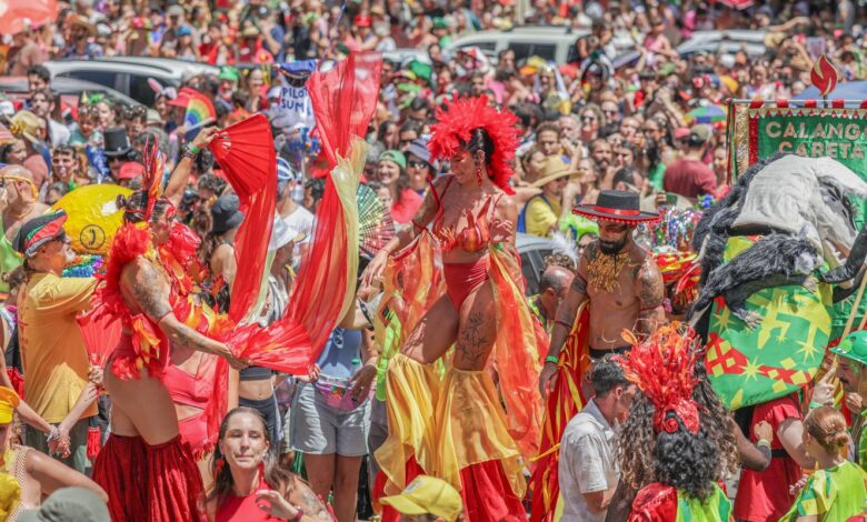 Calango Careta ocupa Brasília com alegorias, orquestra e arte circense