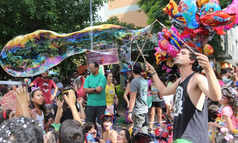 Carnaval: pais não devem postar imagens de crianças, diz pesquisador