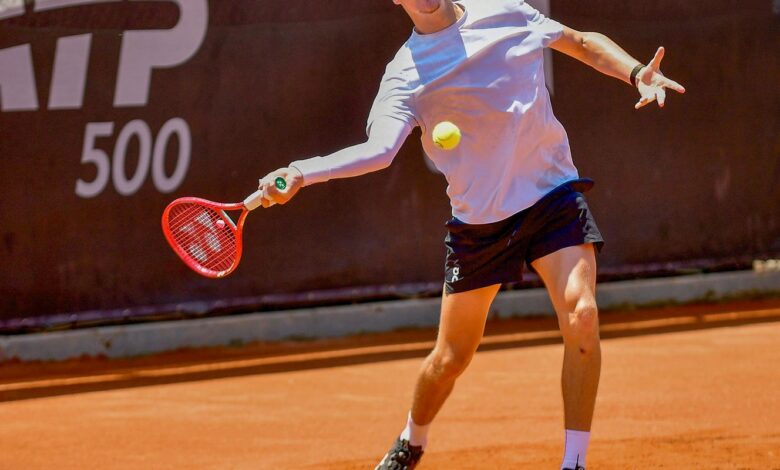 João Fonseca vence Thiago Monteiro em duelo brasileiro pelo Rio Open