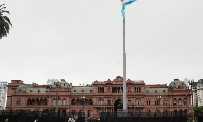 Reforma de Milei aumenta lucro e subjuga trabalhador, diz advogado