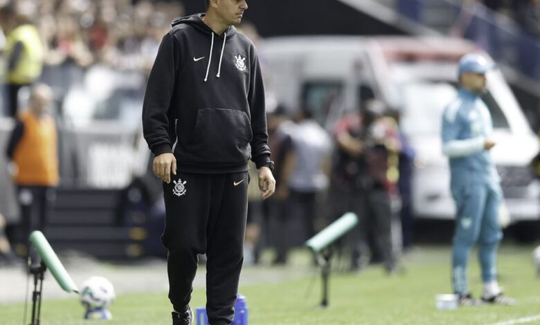 Técnico Lucas Piccinato é demitido da equipe feminina do Corinthians