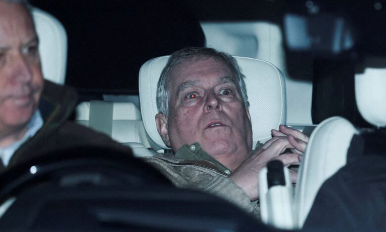 Polícia segue com buscas em mansão, após libertar ex-príncipe Andrew