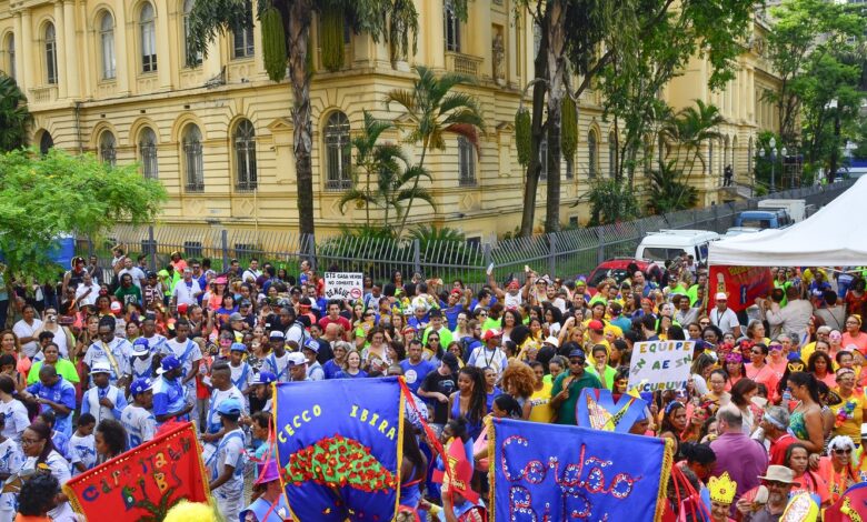 Ilú Obá De Min e Banda do Trem Elétrico abrem carnaval de rua em SP
