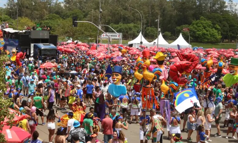 Pabllo Vittar e grupo de K-Pop fazem o povo sambar em SP nesta segunda