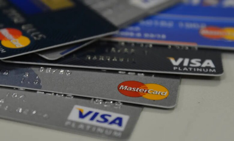 Percentual de famílias com dívidas cresce, mas inadimplência cai